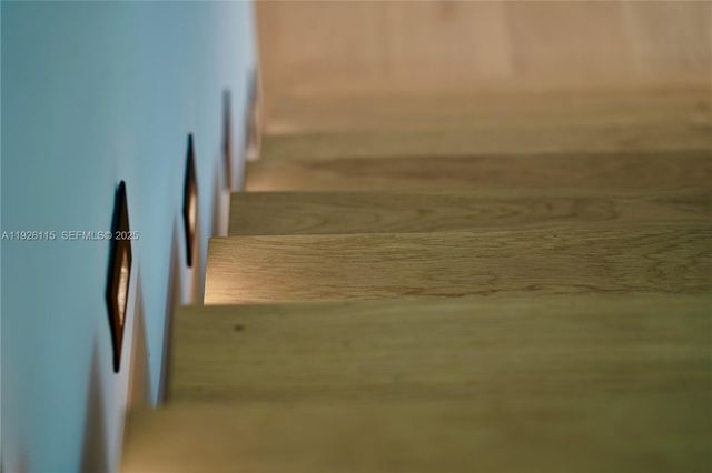 1041 N Venetian Dr, Miami, FL 33139