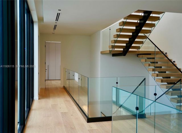 1041 N Venetian Dr, Miami, FL 33139