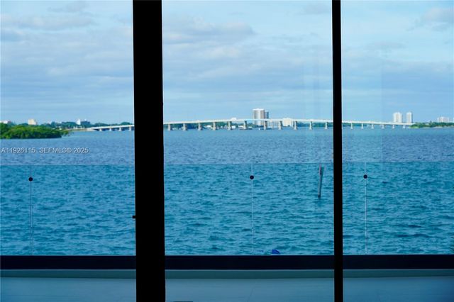 1041 N Venetian Dr, Miami, FL 33139