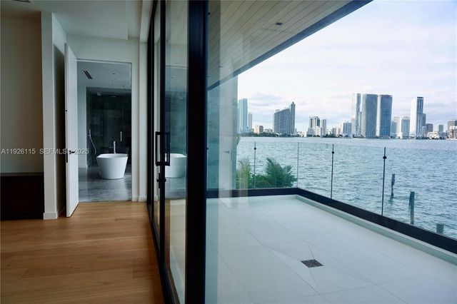 1041 N Venetian Dr, Miami, FL 33139