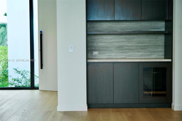 1041 N Venetian Dr, Miami, FL 33139