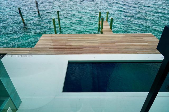 1041 N Venetian Dr, Miami, FL 33139