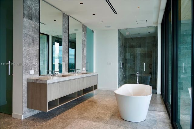 1041 N Venetian Dr, Miami, FL 33139