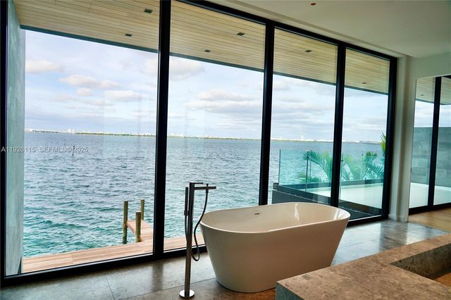 1041 N Venetian Dr, Miami, FL 33139