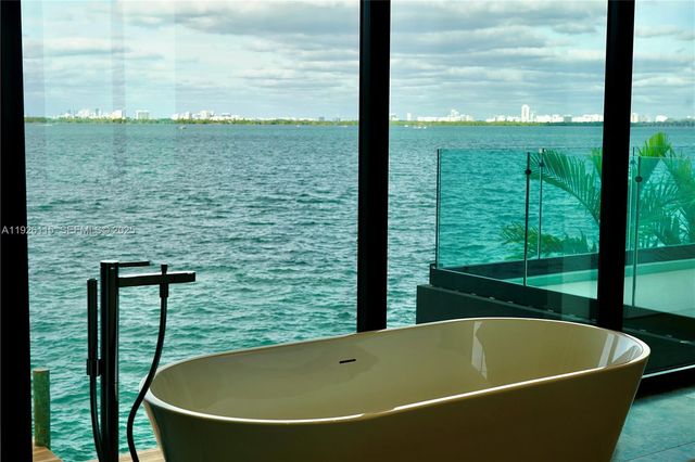 1041 N Venetian Dr, Miami, FL 33139