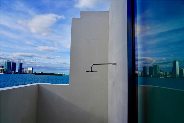 1041 N Venetian Dr, Miami, FL 33139