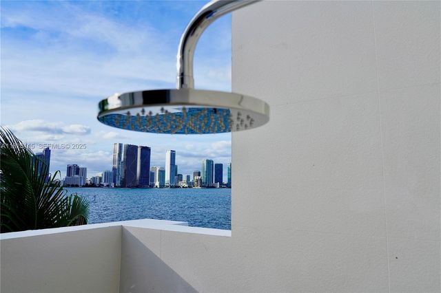 1041 N Venetian Dr, Miami, FL 33139