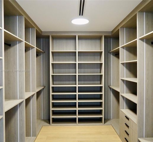 1041 N Venetian Dr, Miami, FL 33139