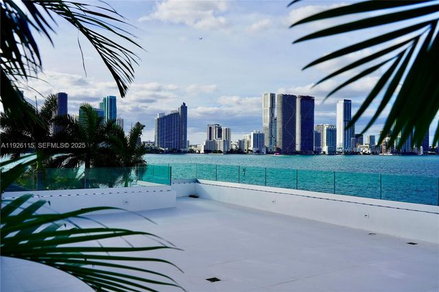 1041 N Venetian Dr, Miami, FL 33139