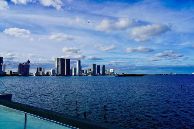 1041 N Venetian Dr, Miami, FL 33139