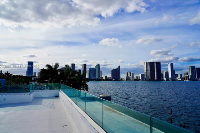 1041 N Venetian Dr, Miami, FL 33139