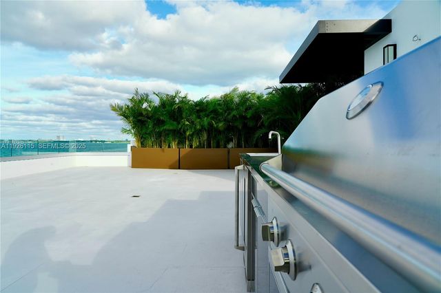 1041 N Venetian Dr, Miami, FL 33139