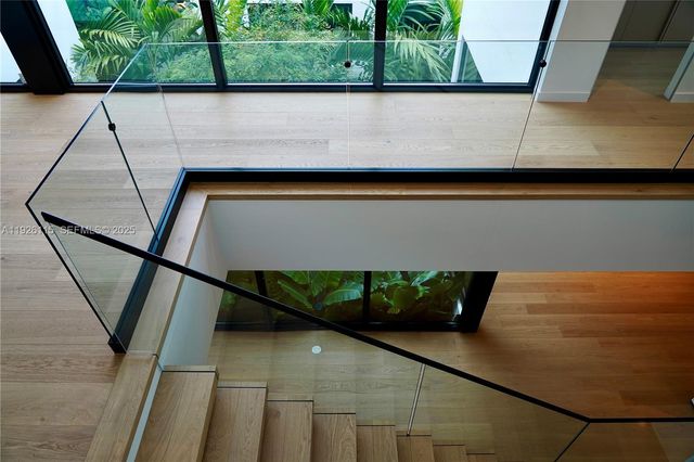 1041 N Venetian Dr, Miami, FL 33139