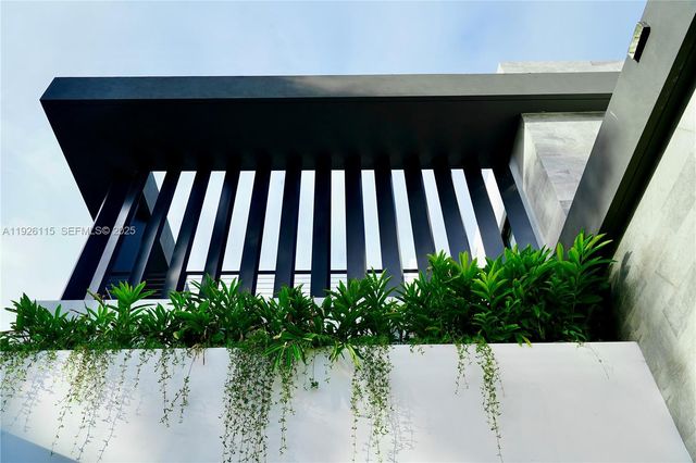 1041 N Venetian Dr, Miami, FL 33139