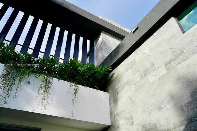 1041 N Venetian Dr, Miami, FL 33139