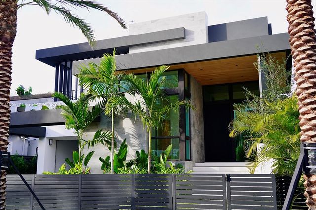 1041 N Venetian Dr, Miami, FL 33139