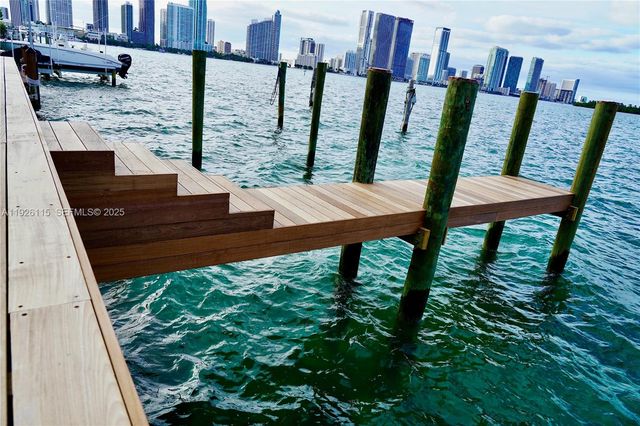 1041 N Venetian Dr, Miami, FL 33139