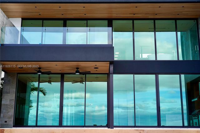 1041 N Venetian Dr, Miami, FL 33139