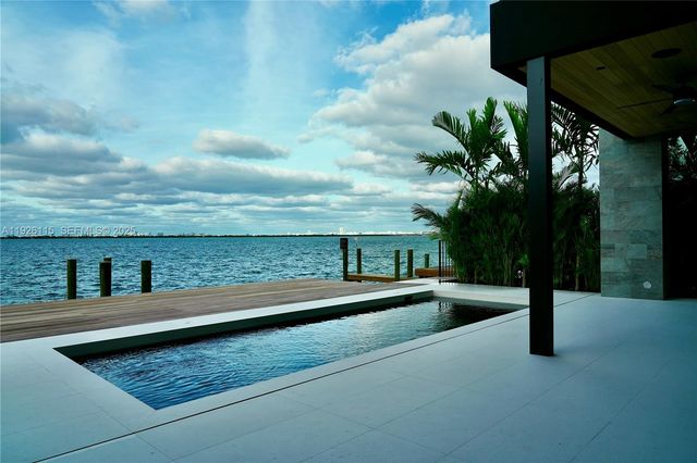 1041 N Venetian Dr, Miami, FL 33139