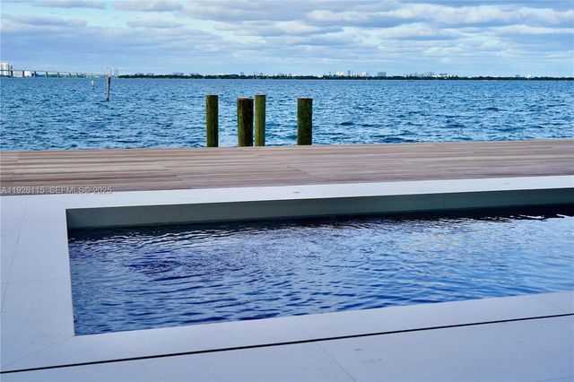 1041 N Venetian Dr, Miami, FL 33139