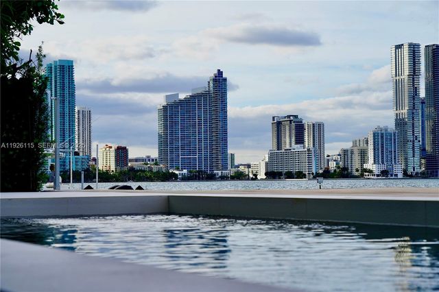 1041 N Venetian Dr, Miami, FL 33139