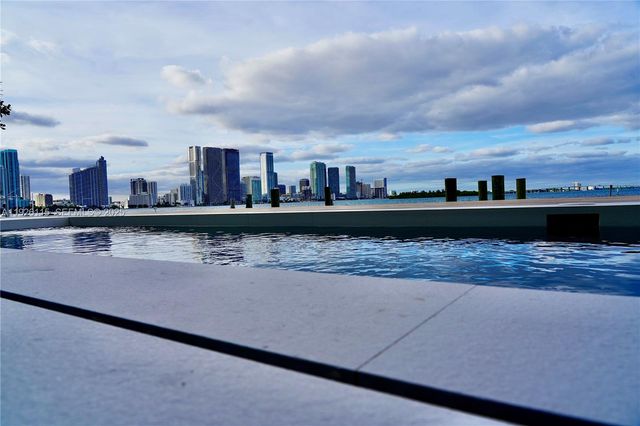 1041 N Venetian Dr, Miami, FL 33139