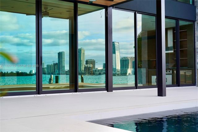 1041 N Venetian Dr, Miami, FL 33139