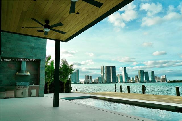 1041 N Venetian Dr, Miami, FL 33139