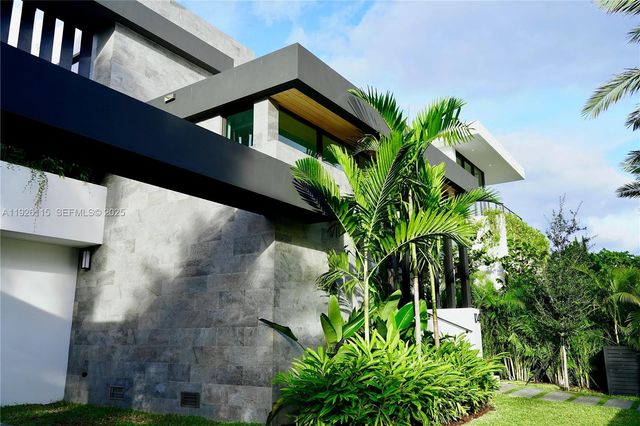 1041 N Venetian Dr, Miami, FL 33139