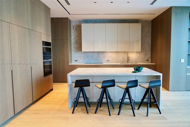 1041 N Venetian Dr, Miami, FL 33139