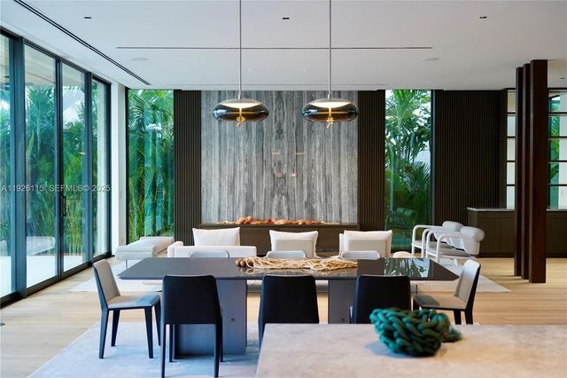 1041 N Venetian Dr, Miami, FL 33139