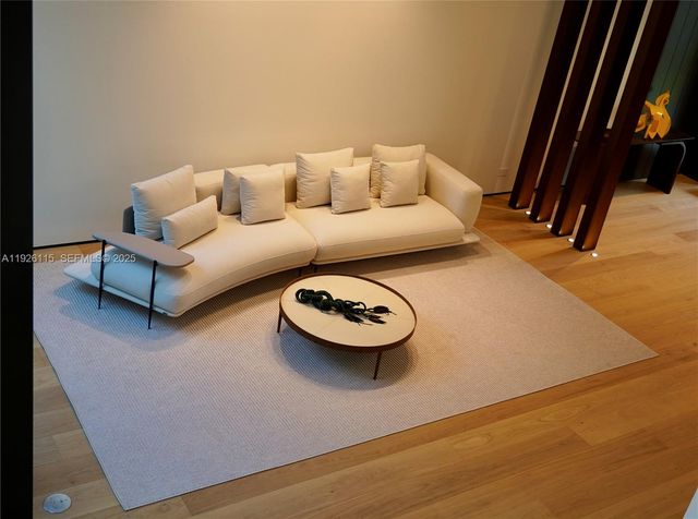 1041 N Venetian Dr, Miami, FL 33139