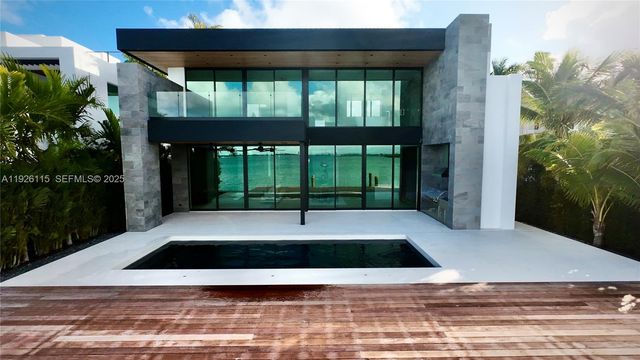 1041 N Venetian Dr, Miami, FL 33139