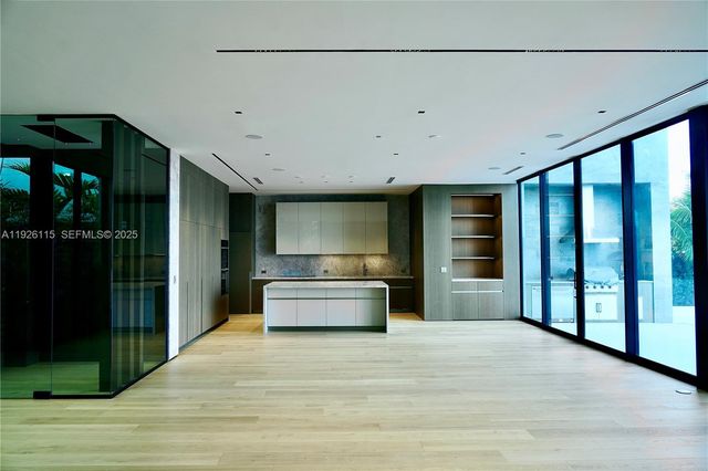 1041 N Venetian Dr, Miami, FL 33139