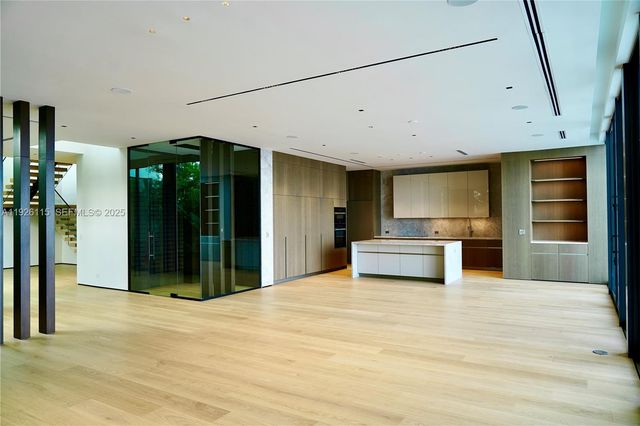 1041 N Venetian Dr, Miami, FL 33139