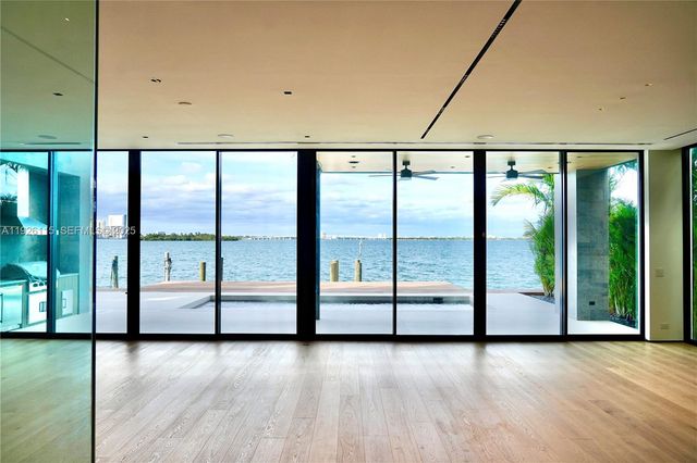 1041 N Venetian Dr, Miami, FL 33139