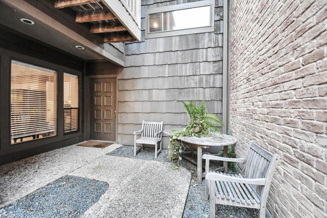 202 Sugarberry Circle, Houston, TX 77024