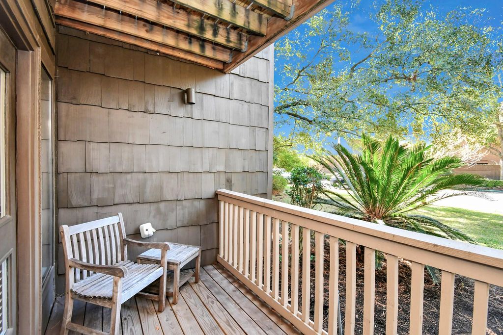 202 Sugarberry Circle, Houston, TX 77024