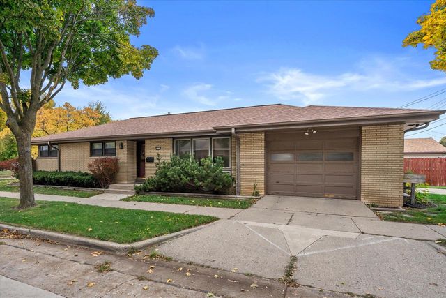 8226 W Fiebrantz AVENUE, Milwaukee, WI 53222