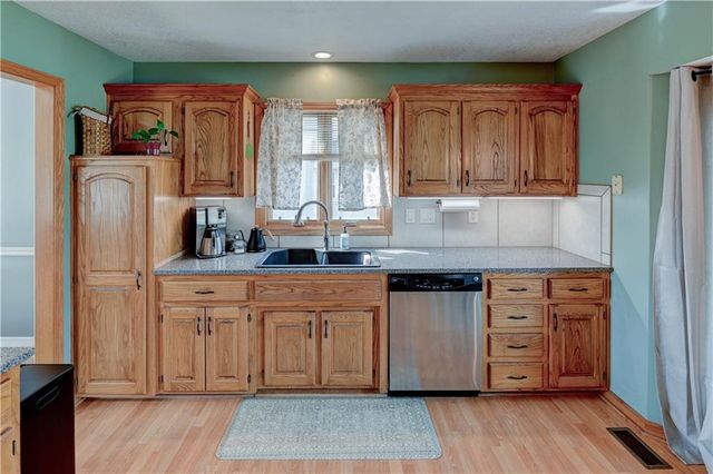 1625 NE Thames Drive, Lee's Summit, MO 64086