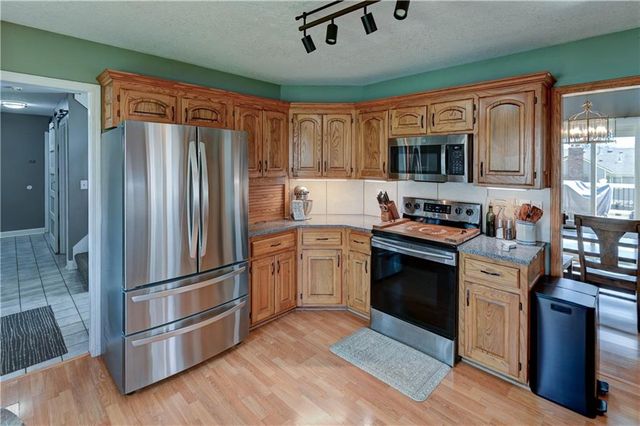 1625 NE Thames Drive, Lee's Summit, MO 64086