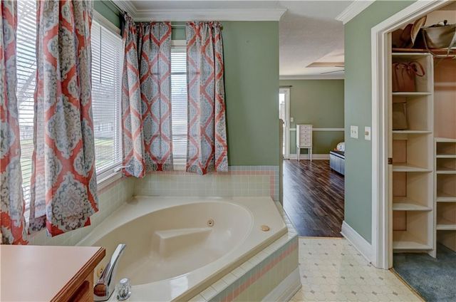 1625 NE Thames Drive, Lee's Summit, MO 64086