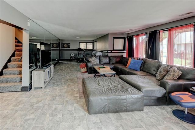 1625 NE Thames Drive, Lee's Summit, MO 64086