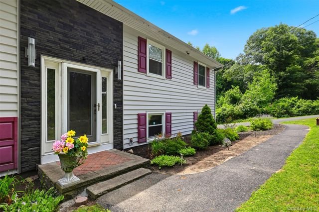 27 Casse Court, Mahopac, NY 10541