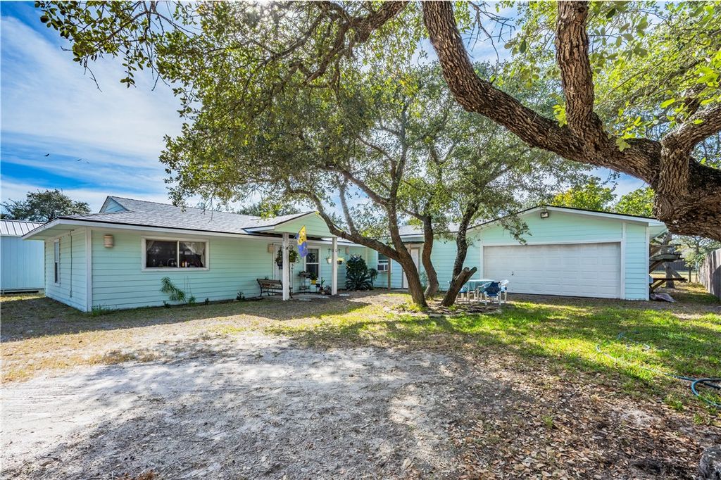 5 Circle Lake Dr, Rockport, TX 78382 — exterior