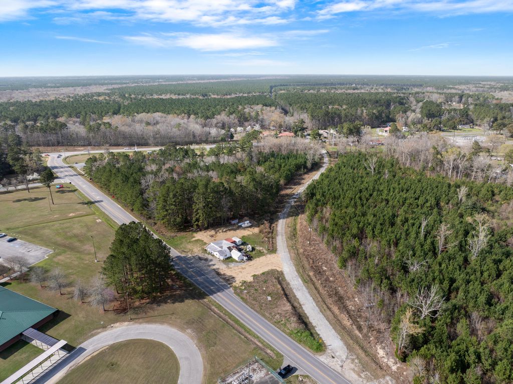 Image 13 of property listing at 1042 Bethera Road, Bonneau, SC 29431