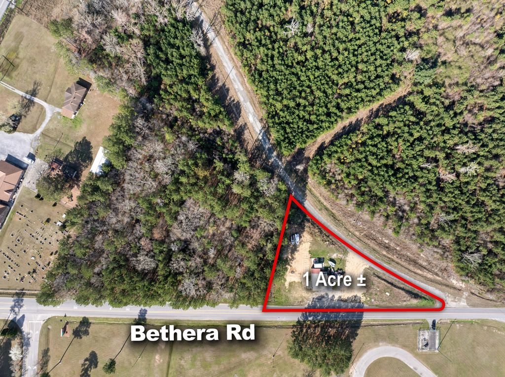 Image 5 of property listing at 1042 Bethera Road, Bonneau, SC 29431