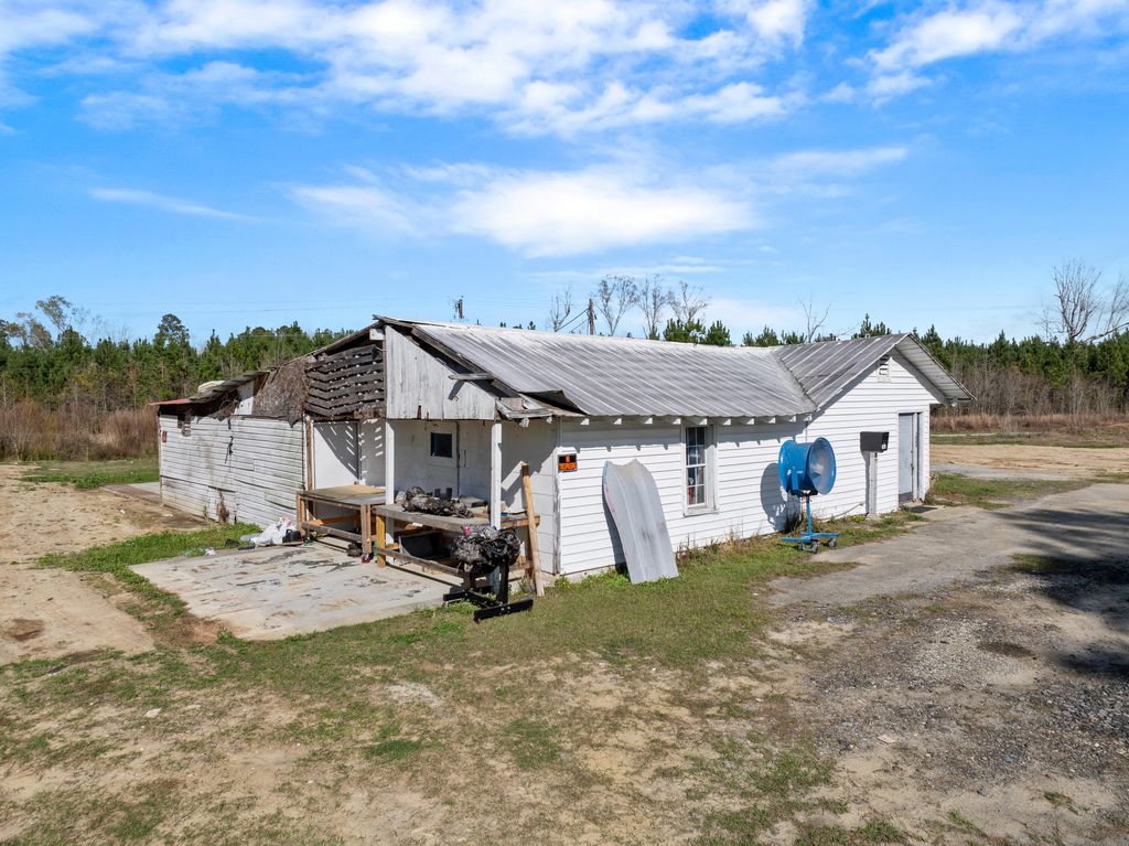 Image 7 of property listing at 1042 Bethera Road, Bonneau, SC 29431