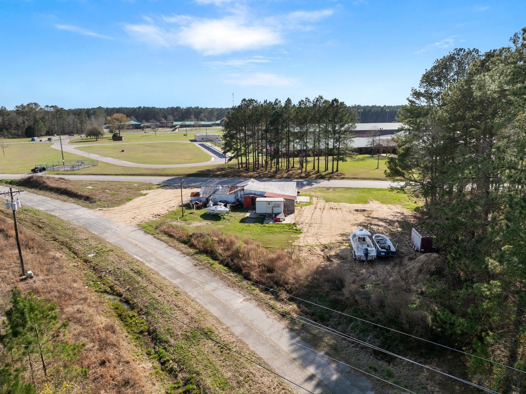 Image 9 of property listing at 1042 Bethera Road, Bonneau, SC 29431