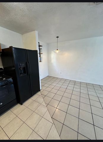 1423 Edith Boulevard SE, Albuquerque, NM 87102